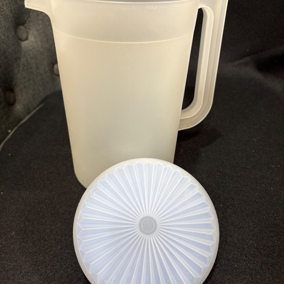 Tupperware 2 Quart Pitcher #1676-1 Frosted Clear & Blue Button Lid - Picture 2 of 6